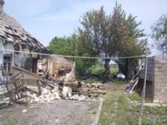 Боевики на Донбассе обстреляли три жилых дома
