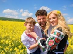 Ирина Федишин очаровала семейной фотосессией в вышиванках