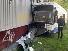 В Латвии троллейбус въехал в жилой дом: есть пострадавшие