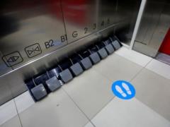 В Таиланде в лифтах кнопки меняют на педали