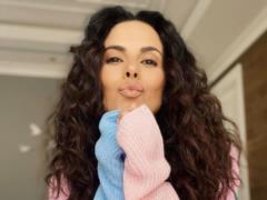 Страстная Настя Каменских соблазнительно покрутила бедрами на камеру