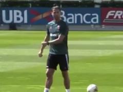He kicked the ball into the basketball hoop with his foot: Cristiano Ronaldo hit the social network with a cool “throw”