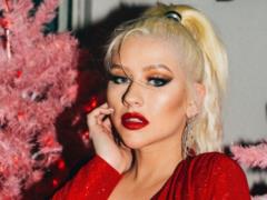 Откровенная Кристина Агилера в халате на голое тело похвасталась пышным бюстом