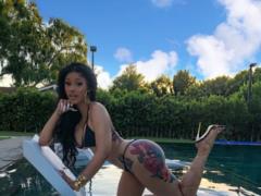 Фигуриста Cardi B в бикини забавно показала, как на самом деле выглядит ее живот