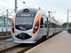 For the first time in 2 months of quarantine in Ukraine, a passenger train rode