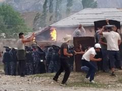 На границе Киргизии и Узбекистана жители сел забросали друг друга камнями