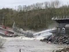 The only railway bridge that connected the region with Russia collapsed near Murmansk