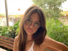 Стройная Эмили Ратаковски соблазнительно позировала на траве в полупрозрачном топе и трусах