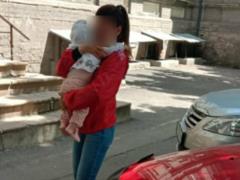 В Днепре спасатели освободили 5-месячного младенца из закрытого автомобиля