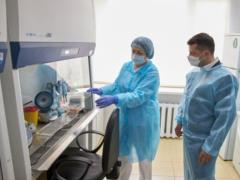 Зеленский ознакомился с работой лаборатории Хмельницкого областного лабораторного центра