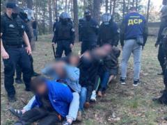 Под Харьковом группа мужчин порезала колеса и обстреляла окно полицейского авто