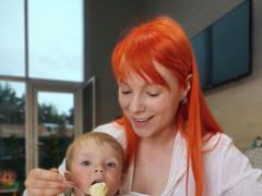 Pregnant Svetlana Tarabarova showed a funny video where a one-year-old son tries to eat plasticine