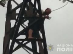 Под Киевом полиция и спасатели сняли пьяного экстремала с опоры высоковольтной линии