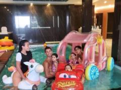 Ronaldo turned into Aladdin and heaped up children with birthday presents