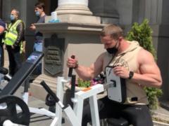 Протестующие устроили фитнес-зал у здания обладминистрации Львова