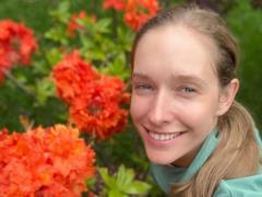 Екатерина Осадчая лежа на траве в легком платье засветила длинные ноги