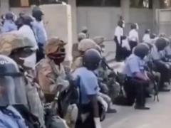 Почему американские копы преклоняют колено перед афроамериканцами