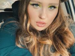 Солистка группы КАZKA в трусах и футболке устроила дикие танцы на балконе