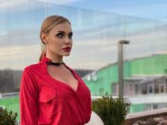 Блондинка Слава Каминская эротично позировала на парковке в кружевном белье и чулках