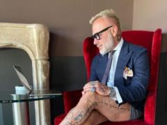 52-летний  танцующий миллионер  Вакки насмешил танцем в трусах и пиджаке