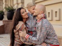 Влад Яма очаровал семейной фотосессией с подросшим сыном в костюмах в стиле  Джентельменов 
