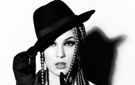Singer MARUV starred in leather belt