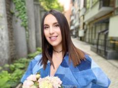 Джамала на последних неделях беременности полакомилась фруктами в бассейне