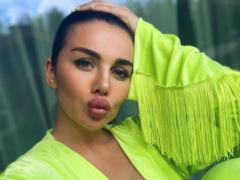 Анна Седокова с маской на лице похвасталась пышным бюстом и прессом