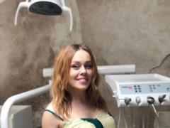 Певица Alyosha показала своего отца и себя в детстве