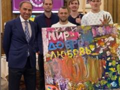  Мир, добро, любовь : Усик променял боксерские перчатки на кисточку и написал картину