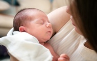Женщина без симптомов COVID родила зараженных тройняшек