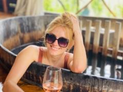 Irina Fedishin in a swimsuit cheerfully jumped in the pool