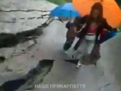 В Яремче под женщиной с двумя детьми разрушилась дорога: спаслись в последний момент