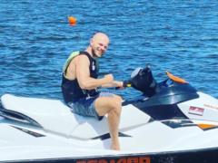Влад Яма показал, как с маленьким сыном рассекал на скутере по волнам Днепра
