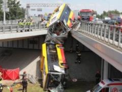 В Варшаве автобус с пассажирами упал из моста: есть жертвы