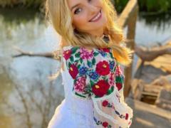 Ирина Федишин в купальнике эротично позировала на скутере