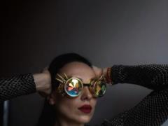 DJ NANA на каблуках сделала шпагат в узком лифте