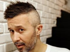 Сергей Бабкин в розовой пачке и колготах ошеломил стойкой на пуантах