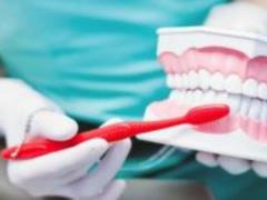 Обучение гигиене полости рта может значительно уменьшить пневмонию в домах престарелых