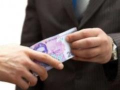 Скоро выборы: на Закарпатье кандидат в депутаты раздает гнилые фрукты