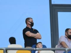  Тихо оф*гивает от такой игры : в соцсетях прокомментировали приход Реброва на матч  Динамо  -  Шахтер 