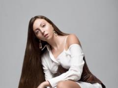 Дочь Оли Поляковой в топе и шортиках похвасталась стальным прессом