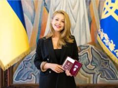 Тина Кароль в сдержанном черном наряде похвасталась наградой от Зеленского