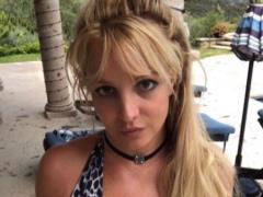 Бритни Спирс в крошечном бикини и маске показала свою гибкость на пляже