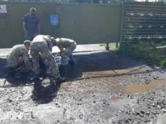 СМИ показали, как в ВСУ  ценят  бойцов: заставили руками вычерпывать грязную воду из луж