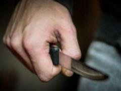 Мужчина напал на киевских подростков с ножом: двух госпитализировали
