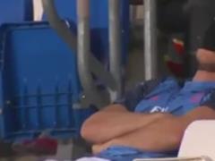 Развалился на трибуне во время матча и натянул маску на глаза: футболист, от которого хочет избавиться  Реал , насмешил соцсети