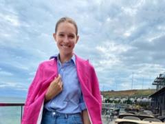 Ekaterina Osadchaya without makeup in a raspberry jacket walked in Odessa