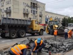 В центре Запорожья из-за сильного дождя провалился асфальт