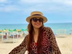 Sexy wife DZIJIO boasted a slim figure and delicious buttocks in a swimsuit